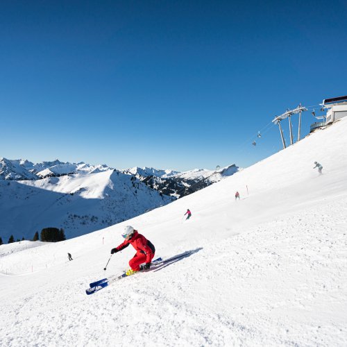 Skifahren über dem Kleinwalsertal