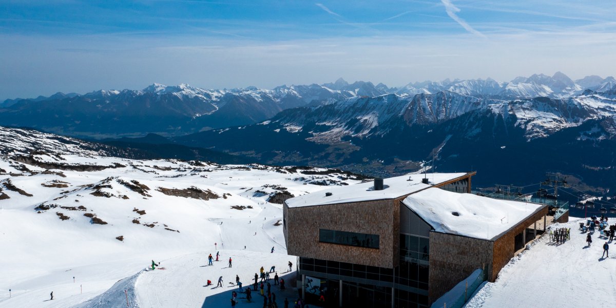Bergstation im April