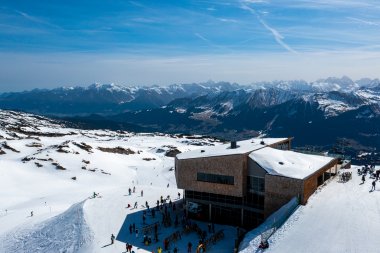 Bergstation im April