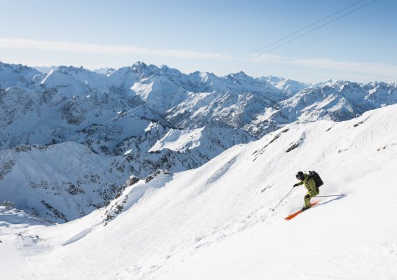 Skifahren am Gipfelhang