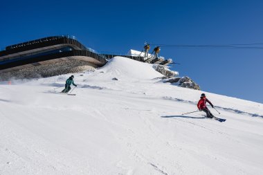 Skifahren unter der Gipelstation