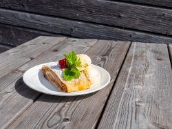 Apfelstrudel mit Vanilleeis
