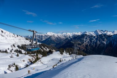 Weiße Berge im November
