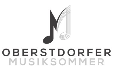 Während des Oberstdorfer Musikfestivals genießen zahlreiche Menschen Musik in der malerischen Umgebung.