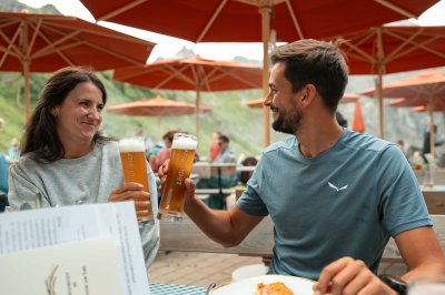 Anstoßen auf der Terrasse