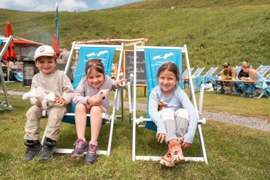 Kinder im Liegestuhl