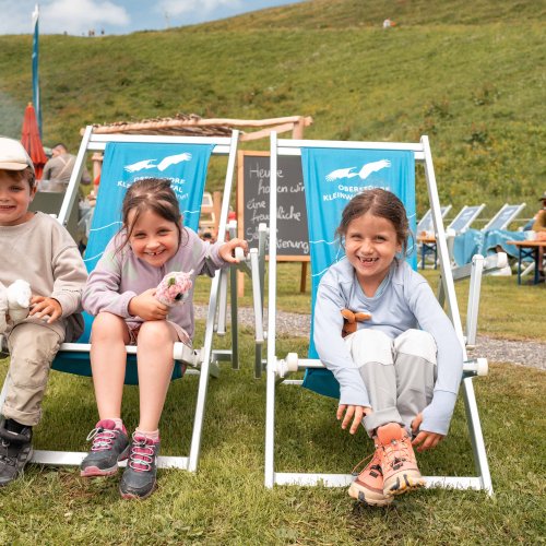 Kinder im Liegestuhl