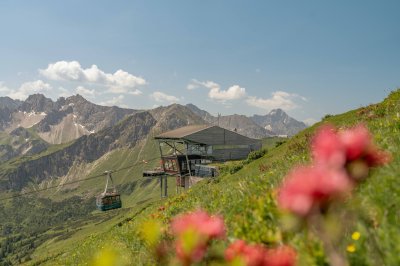 Einfahrt der Gipfelbahn