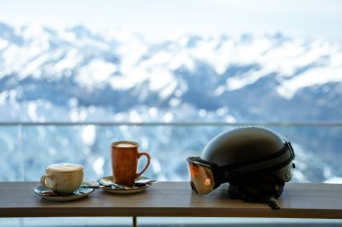 Kaffee & Skihelm im Gipfelrestaurant