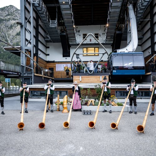Alphornbläser vor der Fellhornbahn