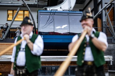 Alphornbläser vor der Fellhornbahn