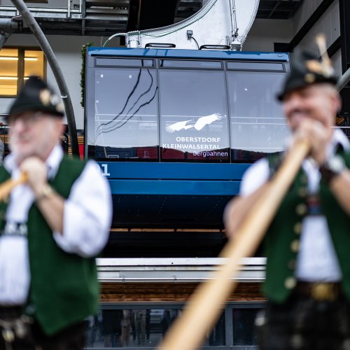 Alphornbläser vor der Fellhornbahn