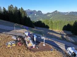 Bau Bergstation Höllwies Okt'25 Bei schönem Wetter finden Bauarbeiten an einer Bergbahn in den Alpen statt, mit Blick auf eine bezaubernde Berglandschaft.