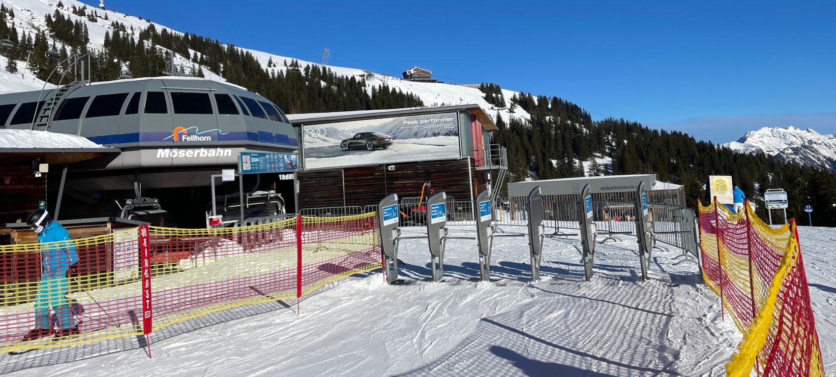 Möserbahn alt Ein Lift in den Bergen ermöglicht Skifahren und Snowboarden im klaren blauen Himmel. Ideal für Wintersportler.