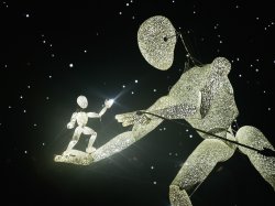 DUNDU DUNDU steht für DU UND DU und ist der Name der Großfiguren von Tobias Husemann, die für emotionale
Showinszenierungen weltweit eingesetzt werden. Der Name ist dabei die gelebte Philosophie und der Betrachter bist DU. DUNDU nutzt die Freiheit der Kunst mit der Idee, etwas zu tun, das keinen Zwängen und Verboten unterliegt.
Eine Lichtgestalt, deren Bedeutung erst im Zusammenspiel der Menschen entsteht und einen Freiraum für die eigene Fantasie und Projektionen öffnet.