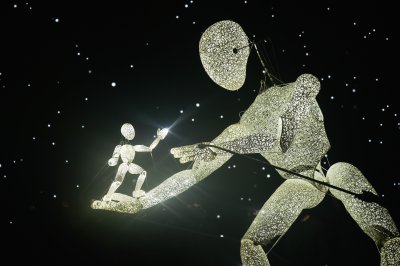 DUNDU steht für DU UND DU und ist der Name der Großfiguren von Tobias Husemann, die für emotionale 
Showinszenierungen weltweit eingesetzt werden. Der Name ist dabei die gelebte Philosophie und der Betrachter bist DU. DUNDU nutzt die Freiheit der Kunst mit der Idee, etwas zu tun, das keinen Zwängen und Verboten unterliegt. 
Eine Lichtgestalt, deren Bedeutung erst im Zusammenspiel der Menschen entsteht und einen Freiraum für die eigene Fantasie und Projektionen öffnet.