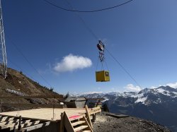 Materialseilbahn mit Container an der Bergstation