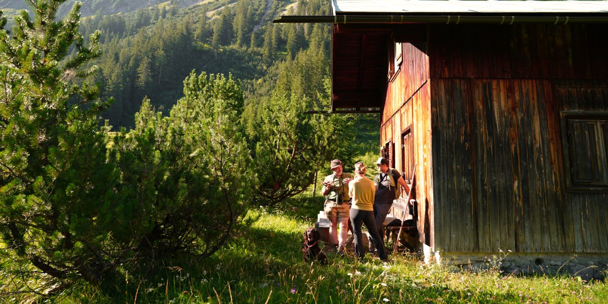 Gruppe vor der Jagdhütte