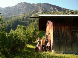 Gruppe vor der Jagdhütte