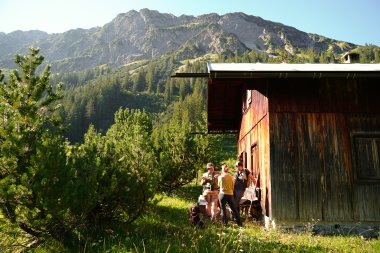 Gruppe vor der Jagdhütte