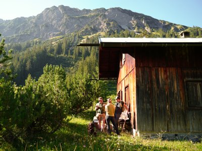 Gruppe vor der Jagdhütte