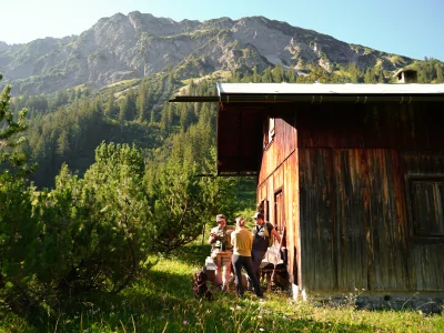 Gruppe vor der Jagdhütte