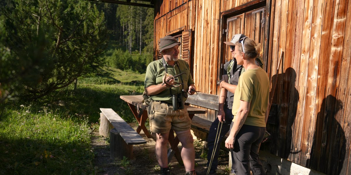 Jäger im Gespräch mit Gruppe