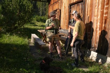 Jäger im Gespräch mit Gruppe