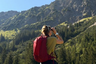 Blick durch das Fernglas