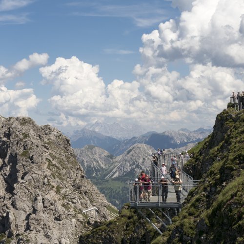 Den Blick vom Nordwandsteig über das Allgäu schweifen lassen