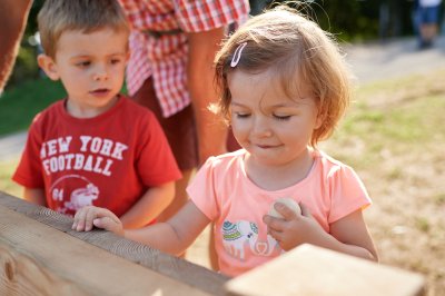 Gebannt schauen die Kinder den Kugeln zu