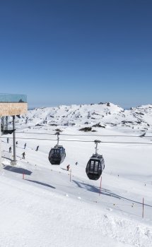 Einfahrt der Gondeln in die Bergstation