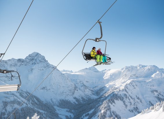 Hoch oben im Sessellift