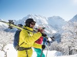 Ski auf die Schulter und los
