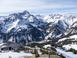 Ausblick vom Gipfel zur Station