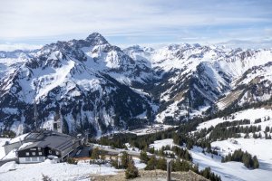 Ausblick vom Gipfel zur Station