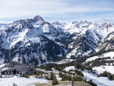 Ausblick vom Gipfel zur Station