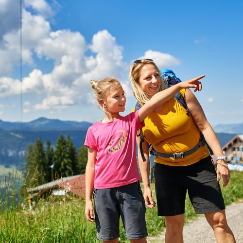 Mama und Tochter in den Bergen