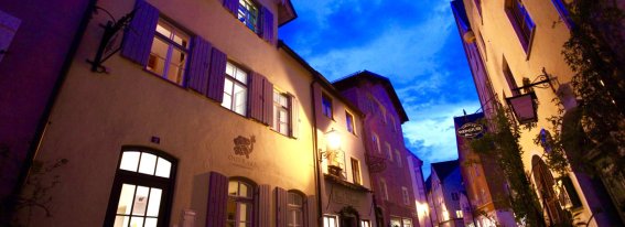 Old Kings Außenansicht im Dunkeln
