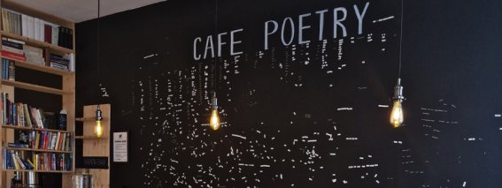 Cafe Poetry im Old Kings Hostel mit Poetry Wand