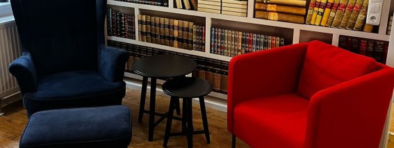 Sessel in der Lounge vom Old Kings Hostel