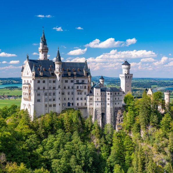 Schloss Neuschwanstein mit blauem Himmel