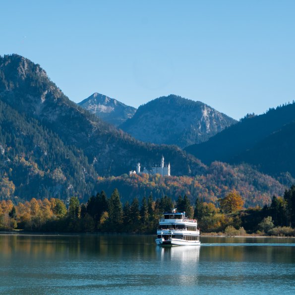 Schifffahrt auf dem Forggensse mit dem Schloss Neuschwanstein im Hintergrund