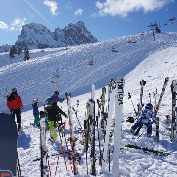 Skifahren im Winter am Berg