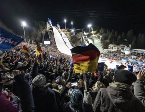Volles Stadion beim Auftakt der Vierschanzentournee