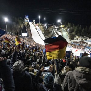 Volles Stadion beim Auftakt der Vierschanzentournee