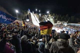 Volles Stadion beim Auftakt der Vierschanzentournee