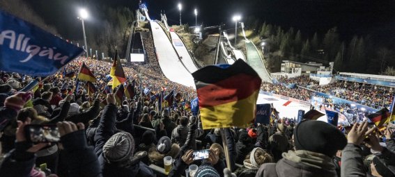 Volles Stadion beim Auftakt der Vierschanzentournee