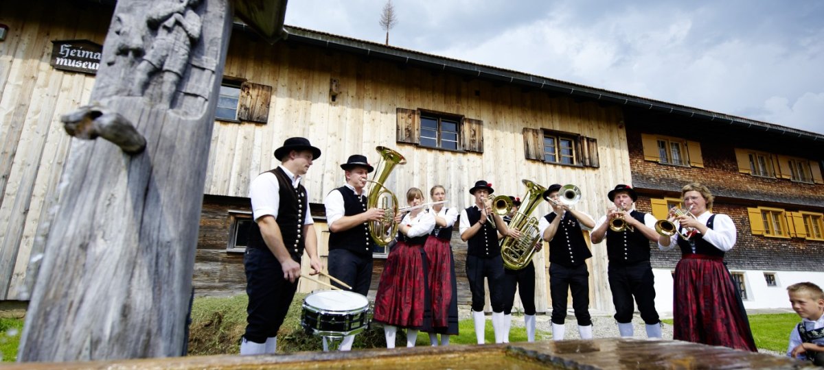 Blasmusik vor dem Heimatmuseum