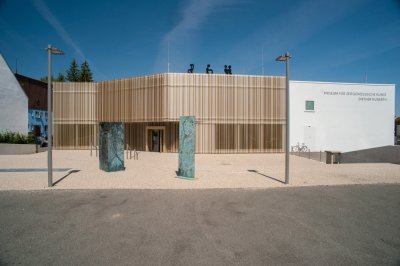 Museum für zeitgenössische Kunst mit Schriftzug Christian Prager
